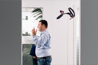 Sie haben noch Fragen? Bewerber wirft seine Krawatte hinter sich