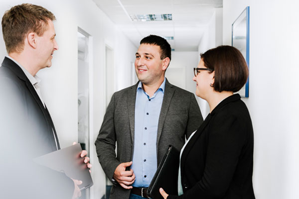 Beratung GRATZ Ingenieur und Kunden im Flur stehend im Gespräch