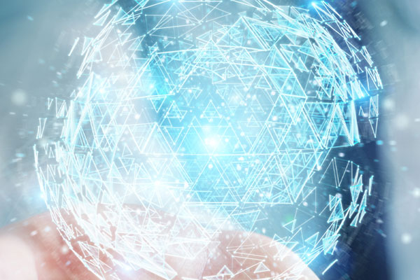 Innovationsmanagement Ingenieur mit digitalen Dreieck explodierenden Kugel Hologramm, das über seiner Hand schwebt.