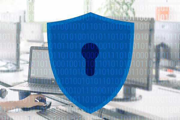 Informationssicherheit Computerarbeitsplätze die überlagert werden von einem blauen Sicherheitschloss und Nullen und Einsern