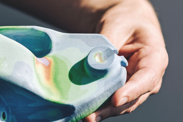 Simulation Ein Simulationsmodell wird in der Hand gehalten.