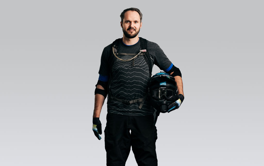 Gegenüberstellung GRATZ Mitarbeiter in Hobbykleidung und in Businesskleidung